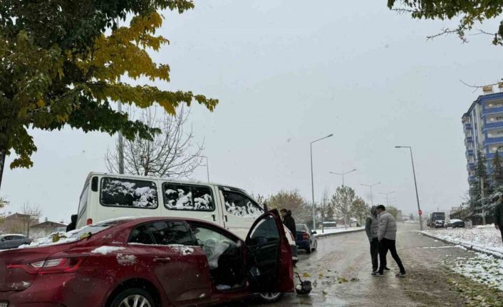 Elazığ’da transit ile otomobil çarpıştı: 3 yaralı