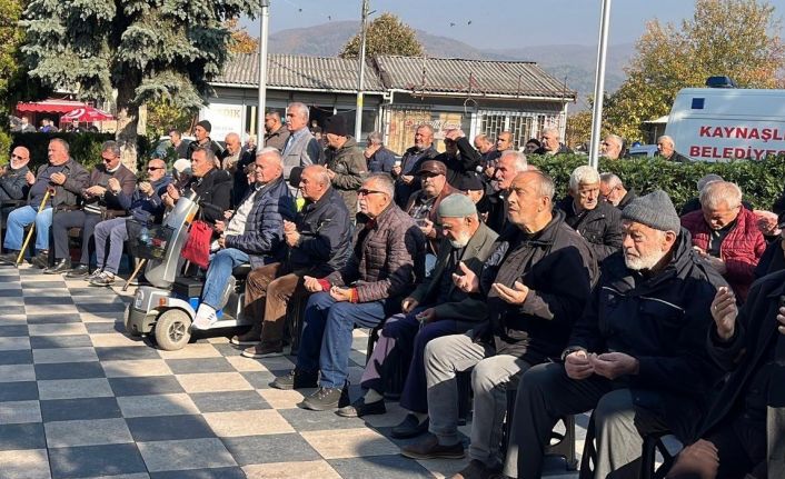 Eller semaya depremde hayatını kaybedenler için kalktı