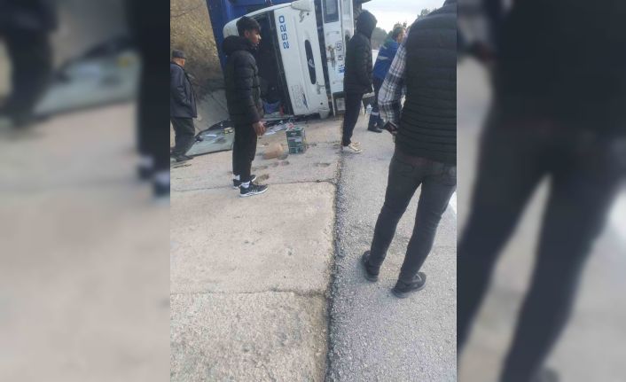 Erpiliç’in tavuk yüklü kamyonu devrildi: 1 yaralı