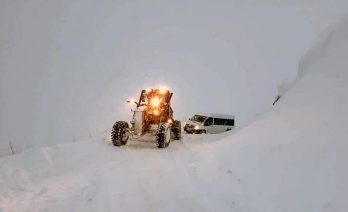 Erzincan’da kar ve tipiden 200 köy yolu ulaşıma kapandı