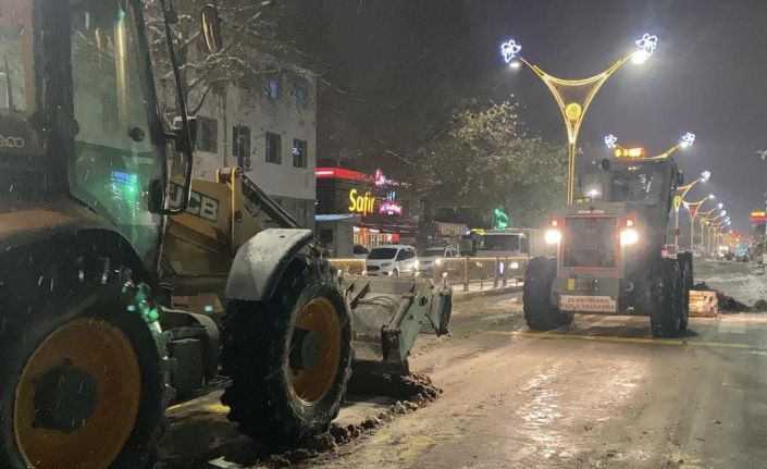 Erzincan’da karla mücadelede yoğun mesai