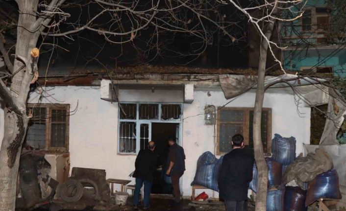 Erzurum’da tespih atölyesinde yangın: 1 itfaiye eri yaralandı