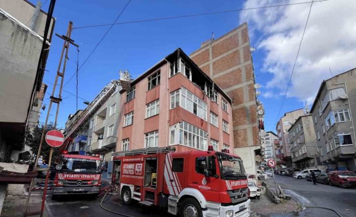 Esenler’de 4 katlı apartmanda korkutan yangın