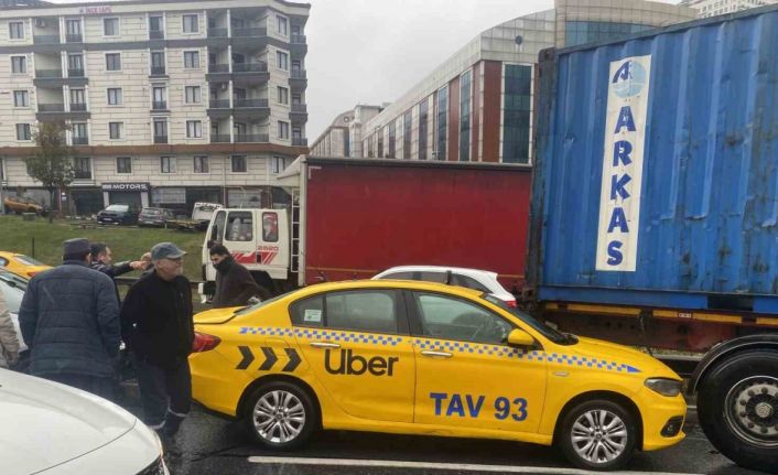 Esenyurt TEM Bağlantı yolunda yağmur sonrası zincirleme kaza