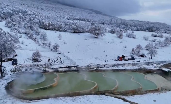 Eski 10 derecede karla kaplı dağların arasında doğal termal keyfi