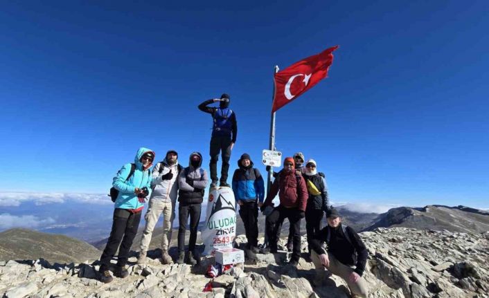 Eskişehir Doğa Aktiviteleri Grubu 10 Kasım vesilesiyle Uludağ’a tırmandı.