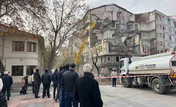 Eskişehir’de yıkım çalışması “kapalı gişe” devam ediyor