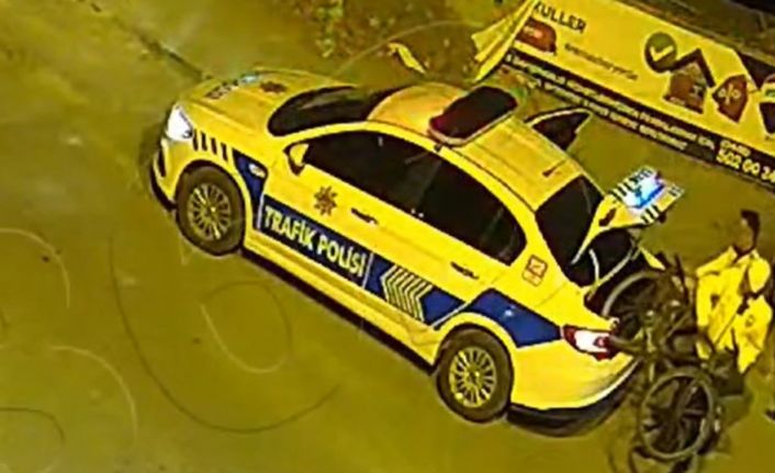 Evini bulamayan yaşlı adamı polis evine götürdü