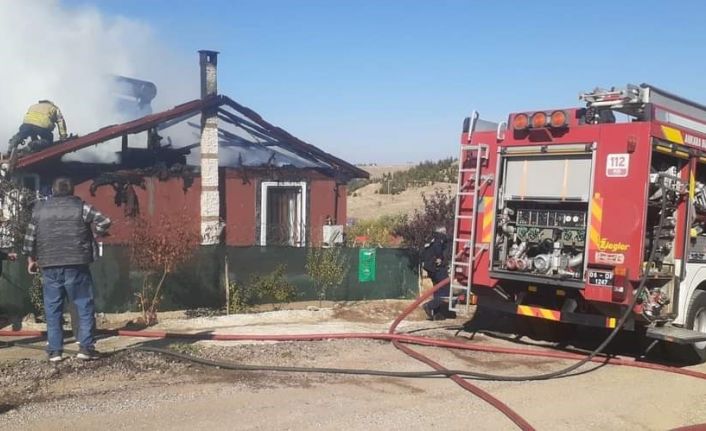 Evinin yanışını gözyaşları içinde izleyen kadın fenalık geçirdi