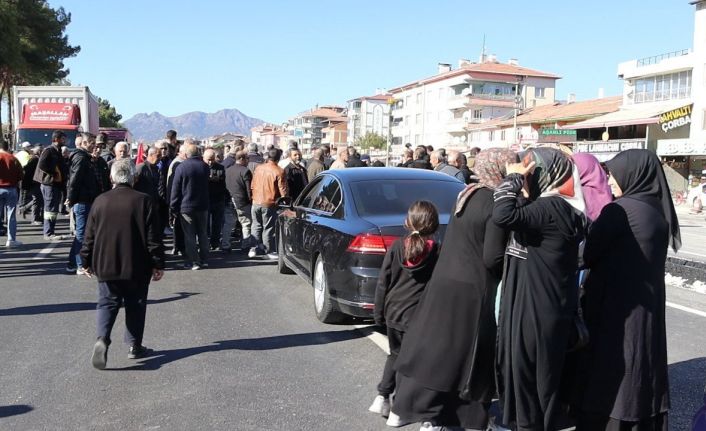 Eylem yapan mahalle sakinleri uluslararası karayolunu trafiğe kapattı