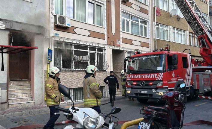 Fatih’te bir apartmanda yangın çıktı: 5 kişi mahsur kaldı