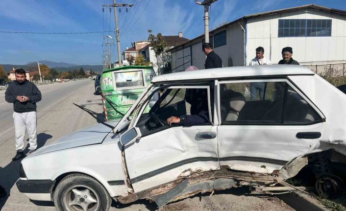 Feci kazada Fiat Tofaş hurdaya döndü: 2 yaralı