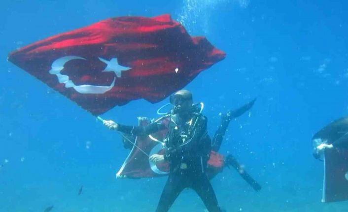 Fethiye’de Atatürk’ü deniz dibinde andılar