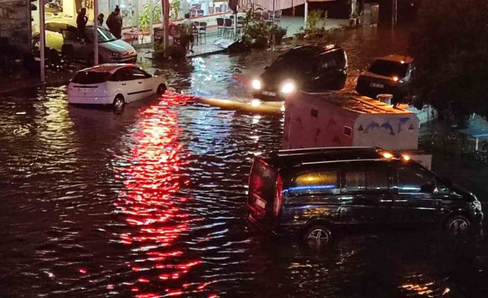 Fethiye’de sağanak yağış yolları göle çevirdi