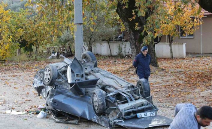 Fiat Tofaş otomobil kağıt gibi ezildi: 3 yaralı