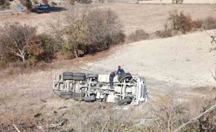 Freni boşalan beton mikseri yoldan çıktı: 1 yaralı