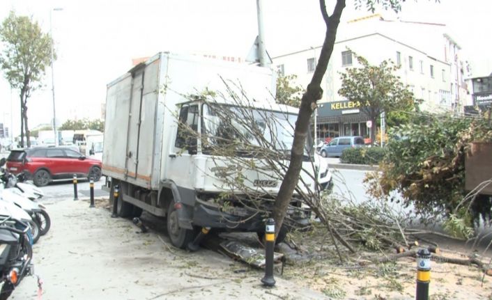 Freni boşalan kamyon kaldırıma girdi; o anlar kamerada