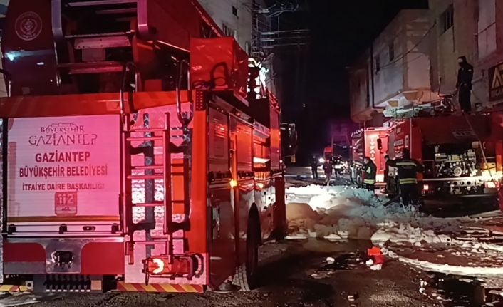 Gaziantep’te ayakkabı ve terlik imalathanesinde yangın