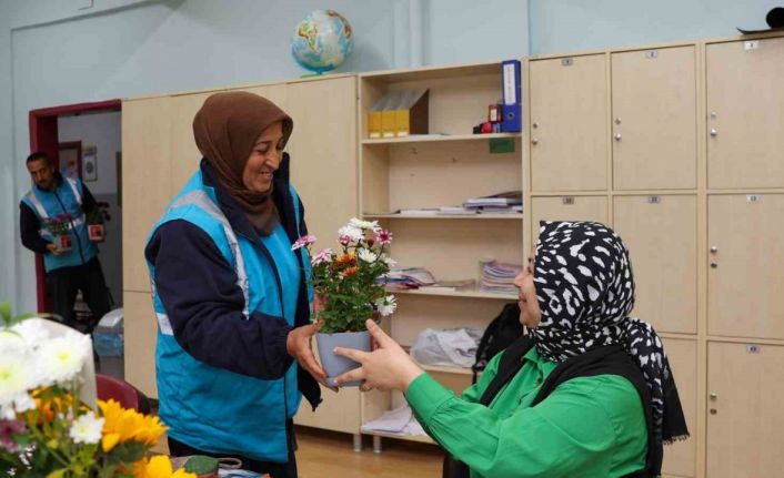 Gaziantep’te öğretmenler günü çiçeklerle kutlandı