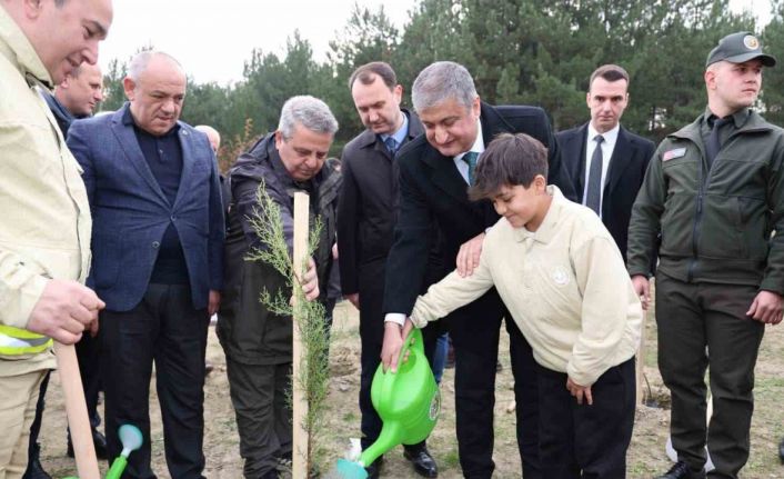 ‘Geleceğe Nefes’ için fidanlar toprakla buluştu