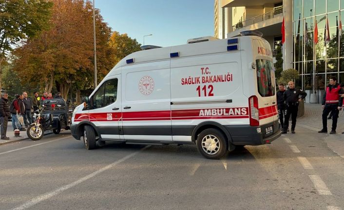 Genci bıçaklayan 2 kişi, kaçarken düşüp yaralandı