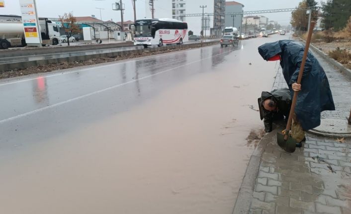 Gölbaşı Belediyesi, tıkanan mazgalları temizledi