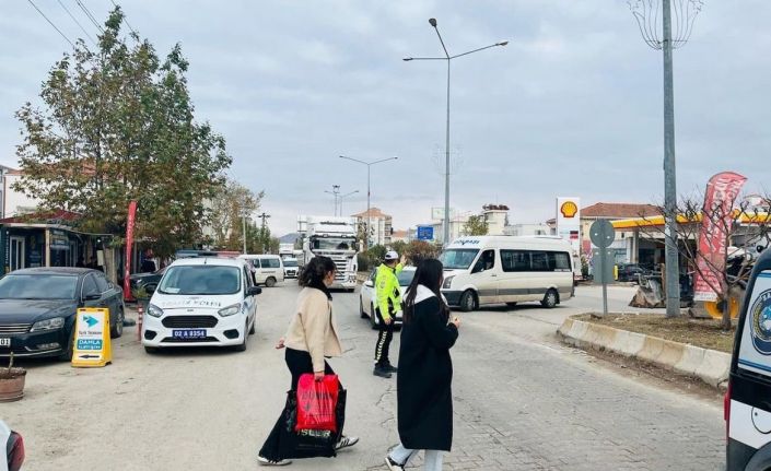 Gölbaşı’nda yayalara trafik eğitimi verildi