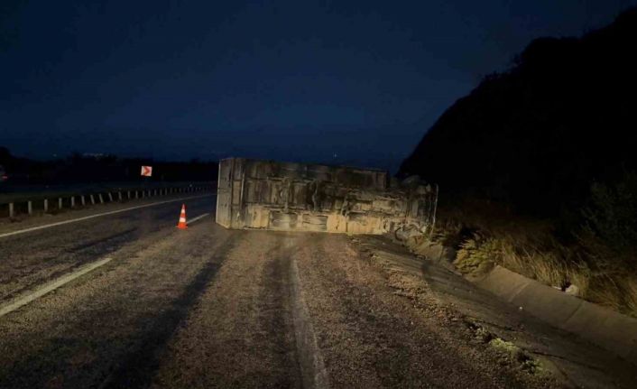 Gönen-Bandırma yolunda trafik kazası: Kamyon devrildi