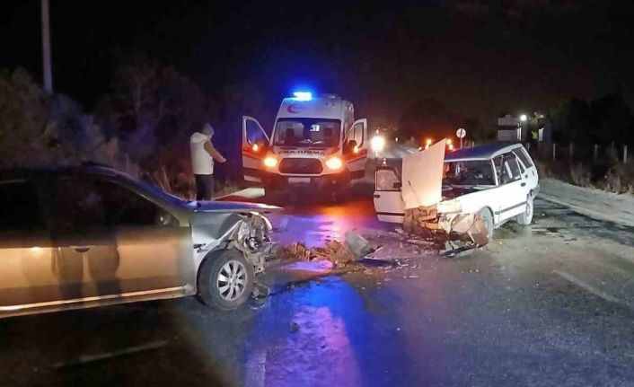 Gönen’de trafik kazası: Araçlar kafa kafaya çarpıştı, 2 yaralı