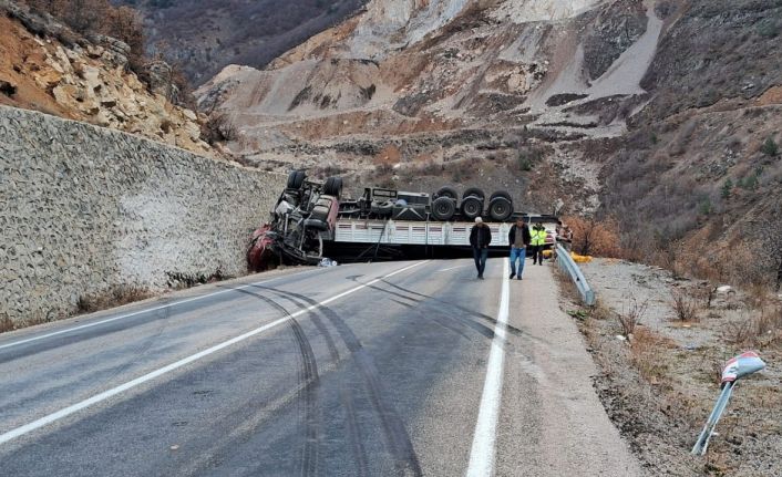 Gümüşhane’de boru yüklü tır duvara çarptı: 1 ağır yaralı