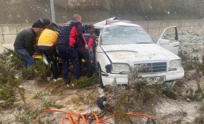 Gümüşhane’de kontrolden çıkan otomobil refüje çıktı: 2 yaralı