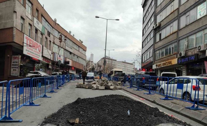 Güngören’de çöken yol hala trafiğe açılmadı, esnaf mağdur oldu