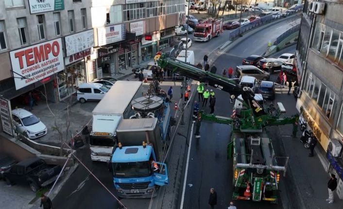 Güngören’de yol çöktü, 2 kamyon çukura düştü