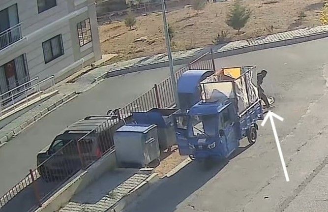 Güpegündüz yaşanan mazgal hırsızlığı kamerada