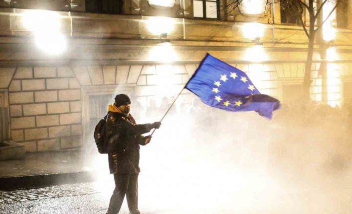 Gürcistan’da protestocularla polis arasında çatışma