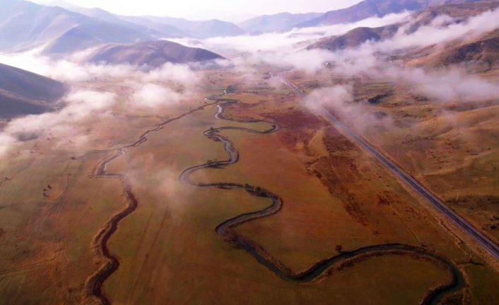 Güzeldere Menderesleri’nin sisler arasındaki manzarası hayranlık uyandırıyor