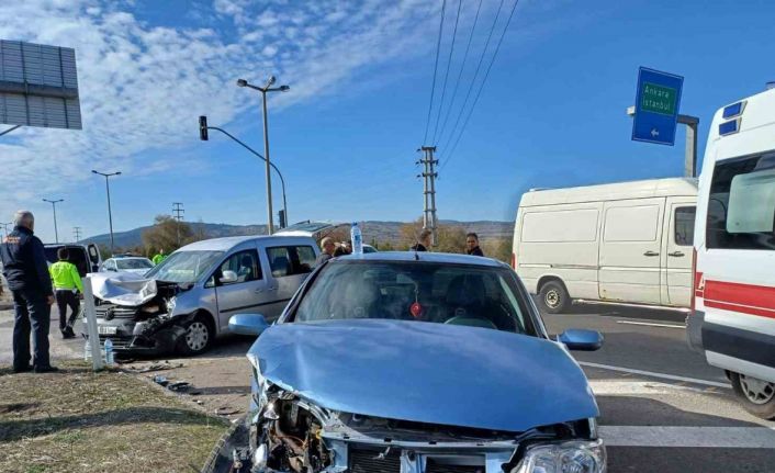 Hafif ticari araç ile otomobil çarpıştı: 7 yaralı