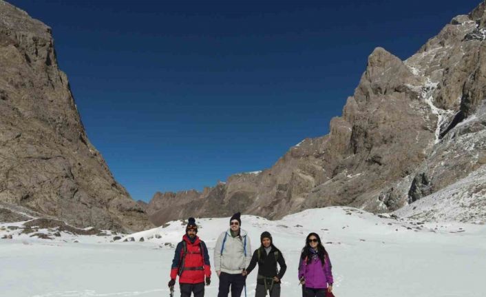 Hakkari’de 20 bin yıllık buzul bölgesinde muhteşem manzaralar oluştu