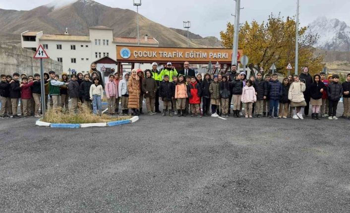 Hakkari’de çocuklara trafik eğitimi verildi