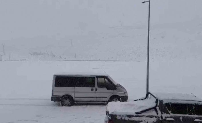 Hakkari’de kar kalınlığı 30 santimetreye ulaştı