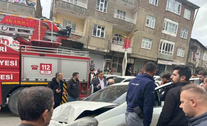 Hakkari’de maddi hasarlı trafik kazası