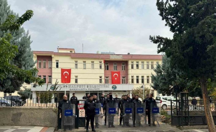 Halfeti Belediyesi önünde polislere taşlı saldırıda 10 tutuklama