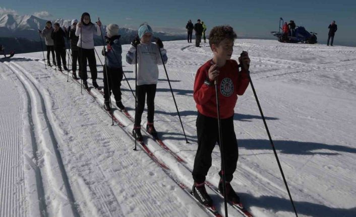 Handüzü Yaylası beyaza büründü, kayak için cazibe merkezi haline geldi