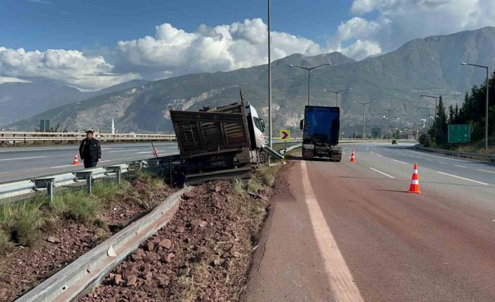 Hatay’da bariyere çarpan kamyon sürücüsü yaralandı