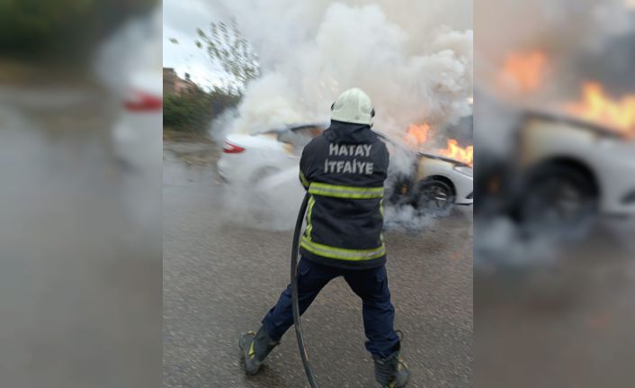 Hatay’da park halindeki otomobil alev alev yandı