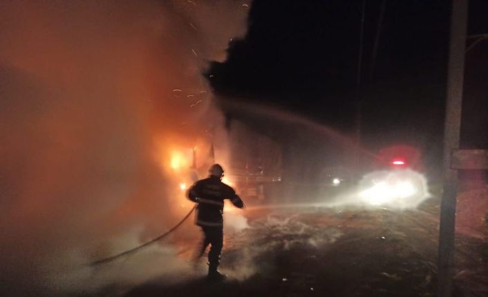 Hatay’da park halindeki tır alev alev yandı