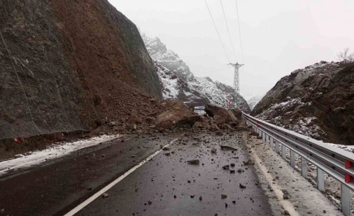 Heyelan nedeniyle Artvin-Yusufeli karayolu ulaşıma kapandı