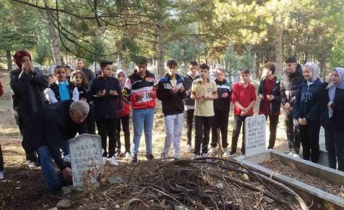 Hisarcık’ta vefat eden öğretmenlerin mezarları ziyaret edildi