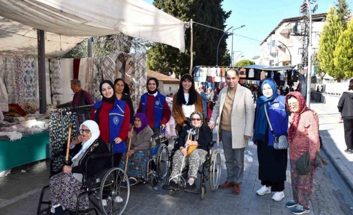 Huzurevi sakinleri gönüllüler eşliğinde pazarda alışveriş yaptı