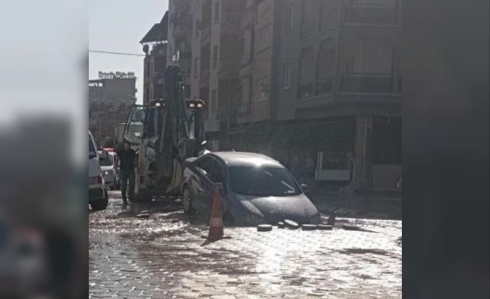 İçme suyu hattı patladı, otomobil içine düştü